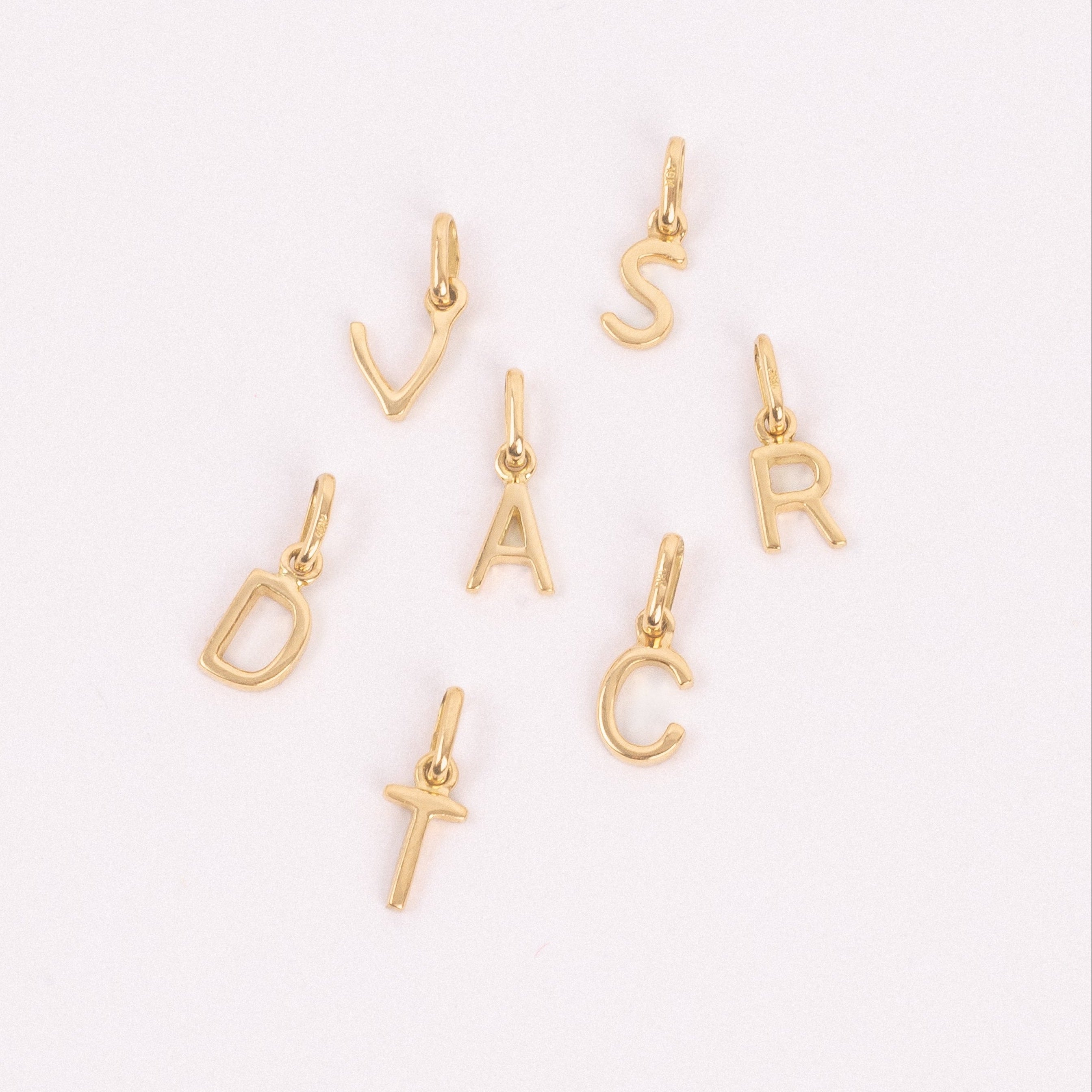 Dije Inicial Oro 18K