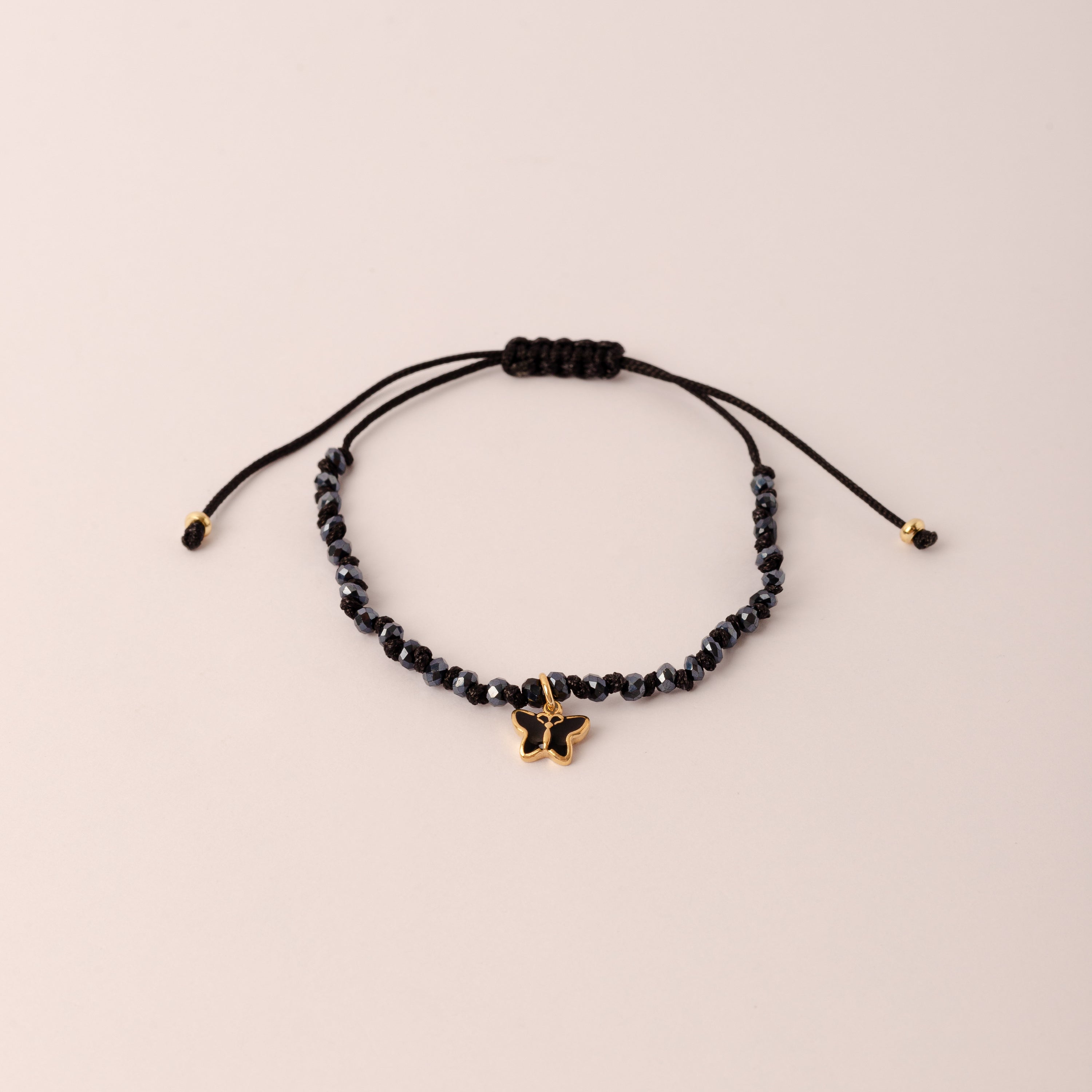 Pulsera Vera Hilo Nudo Tono Negro Huellita y Mariposa