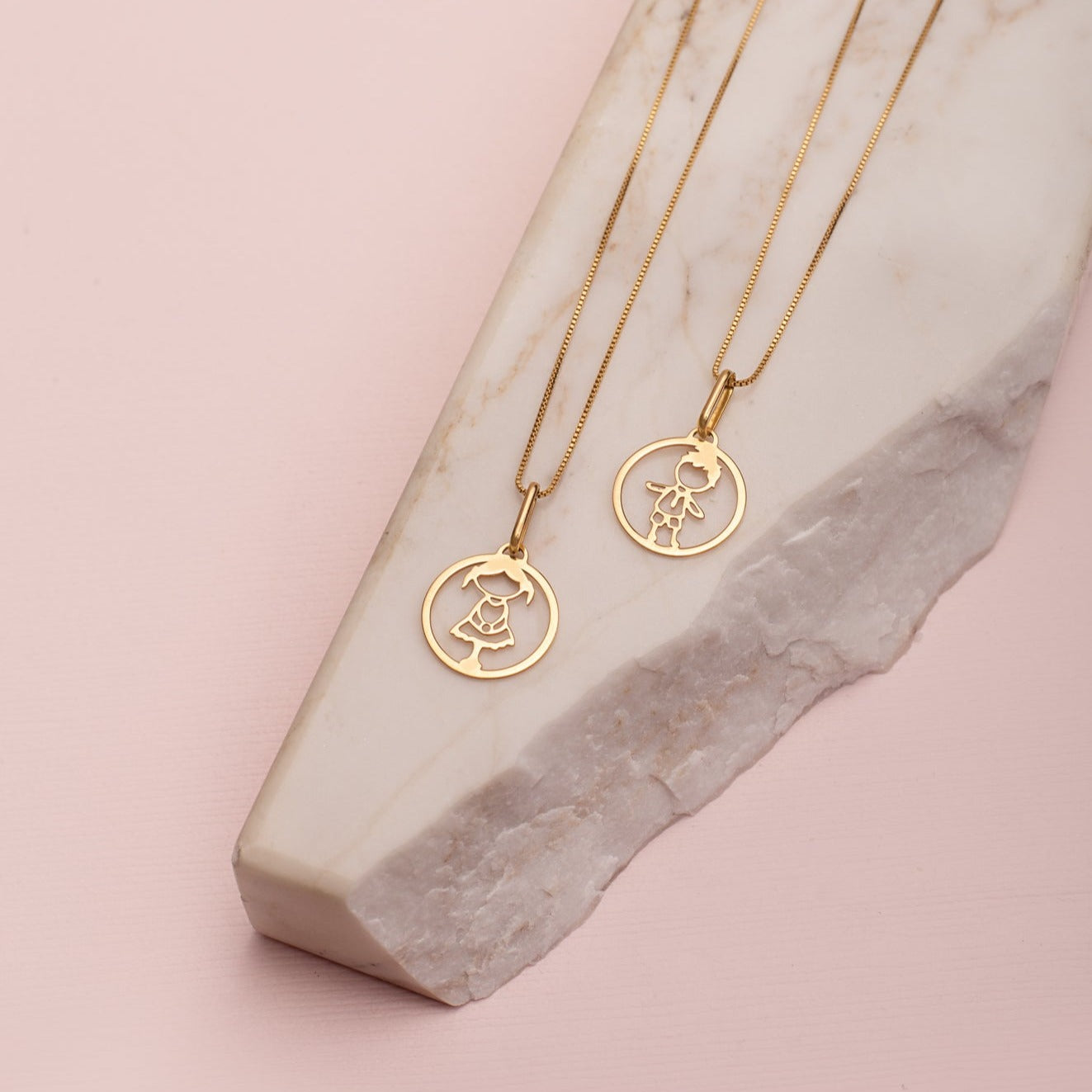 Dije Medalla Niña Calada Oro de 18k