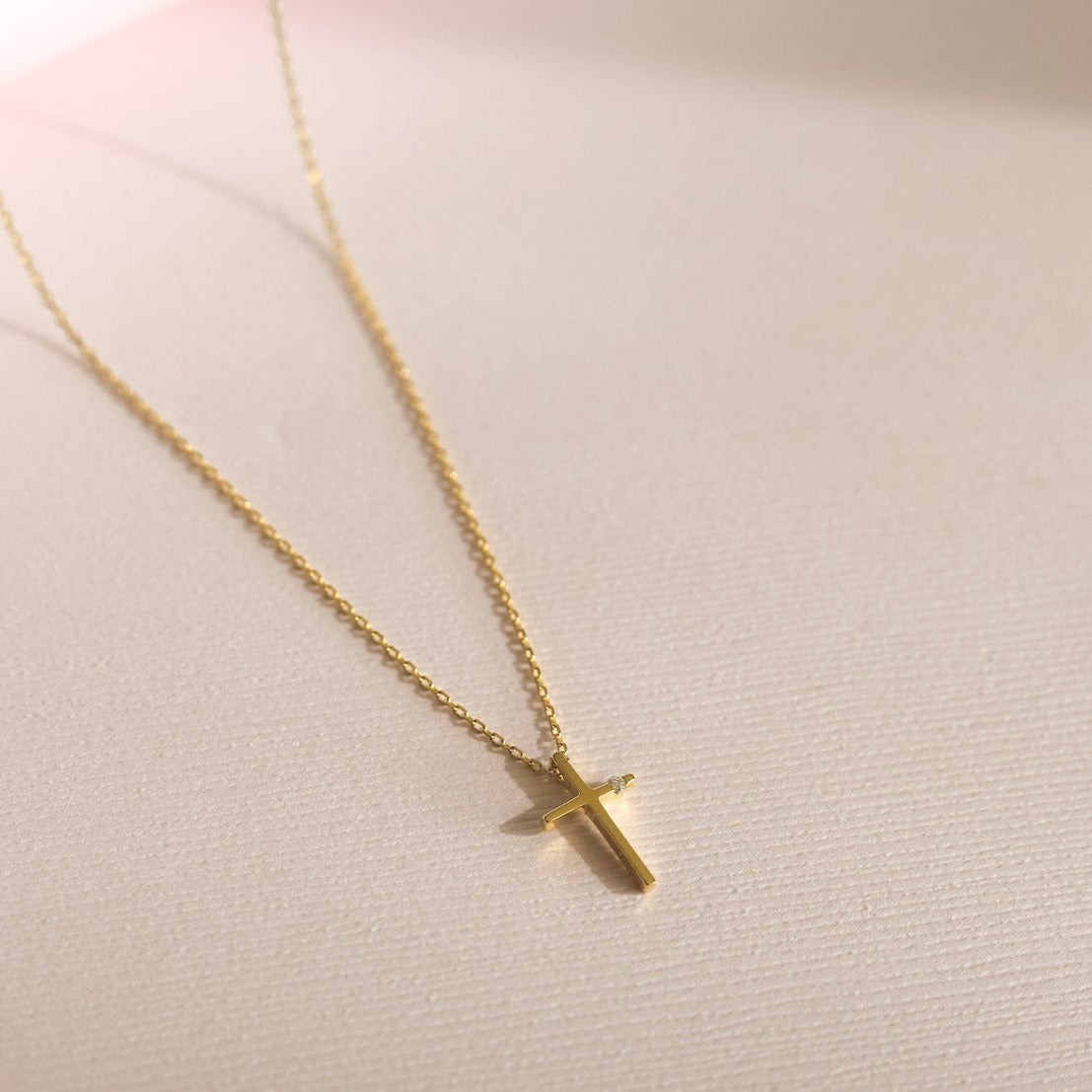 Collar Cruz Lisa con Punto Luz