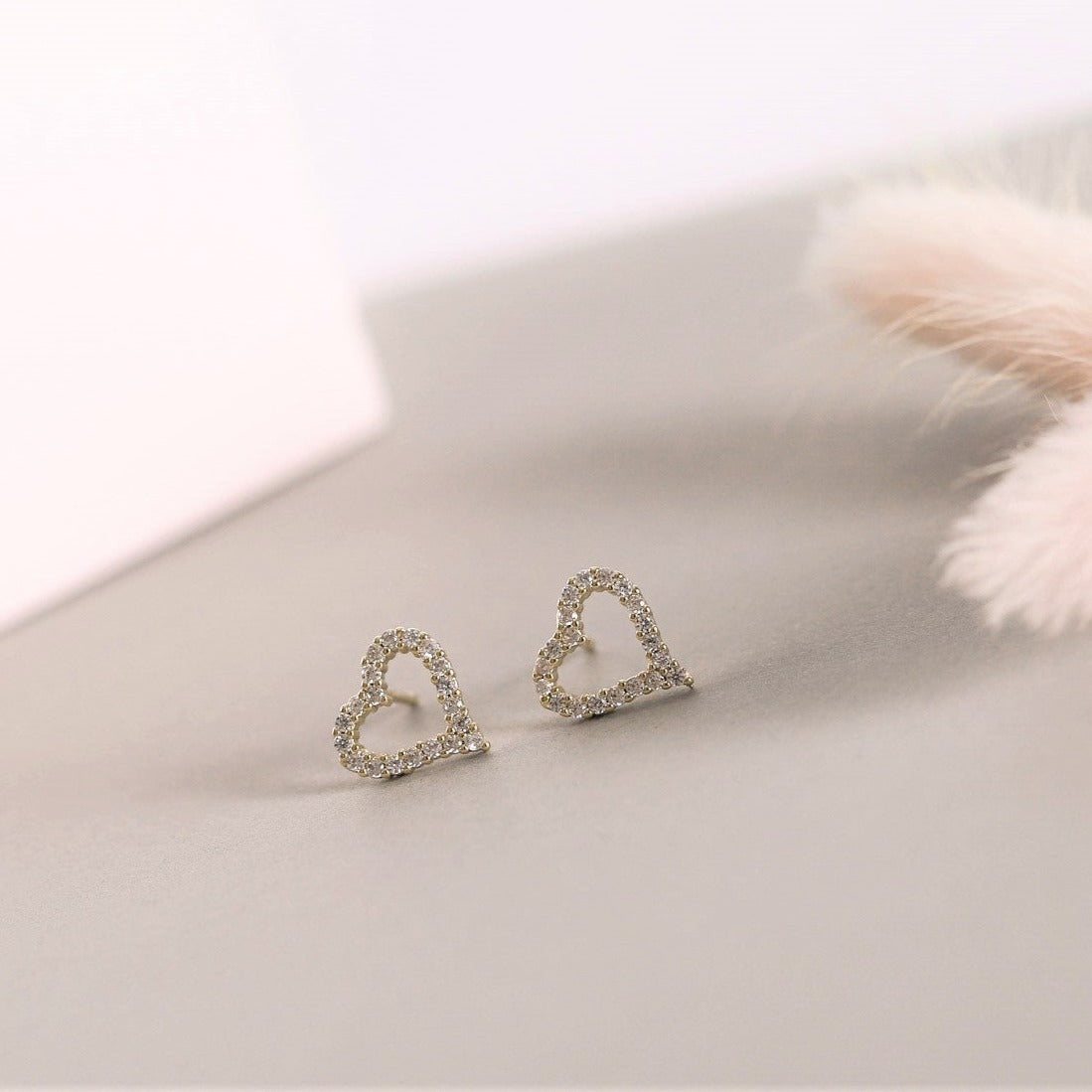 Aretes Corazón Calado con Borde Strass