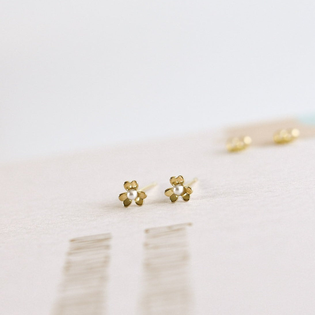 Aretes trébol liso mini con perlita