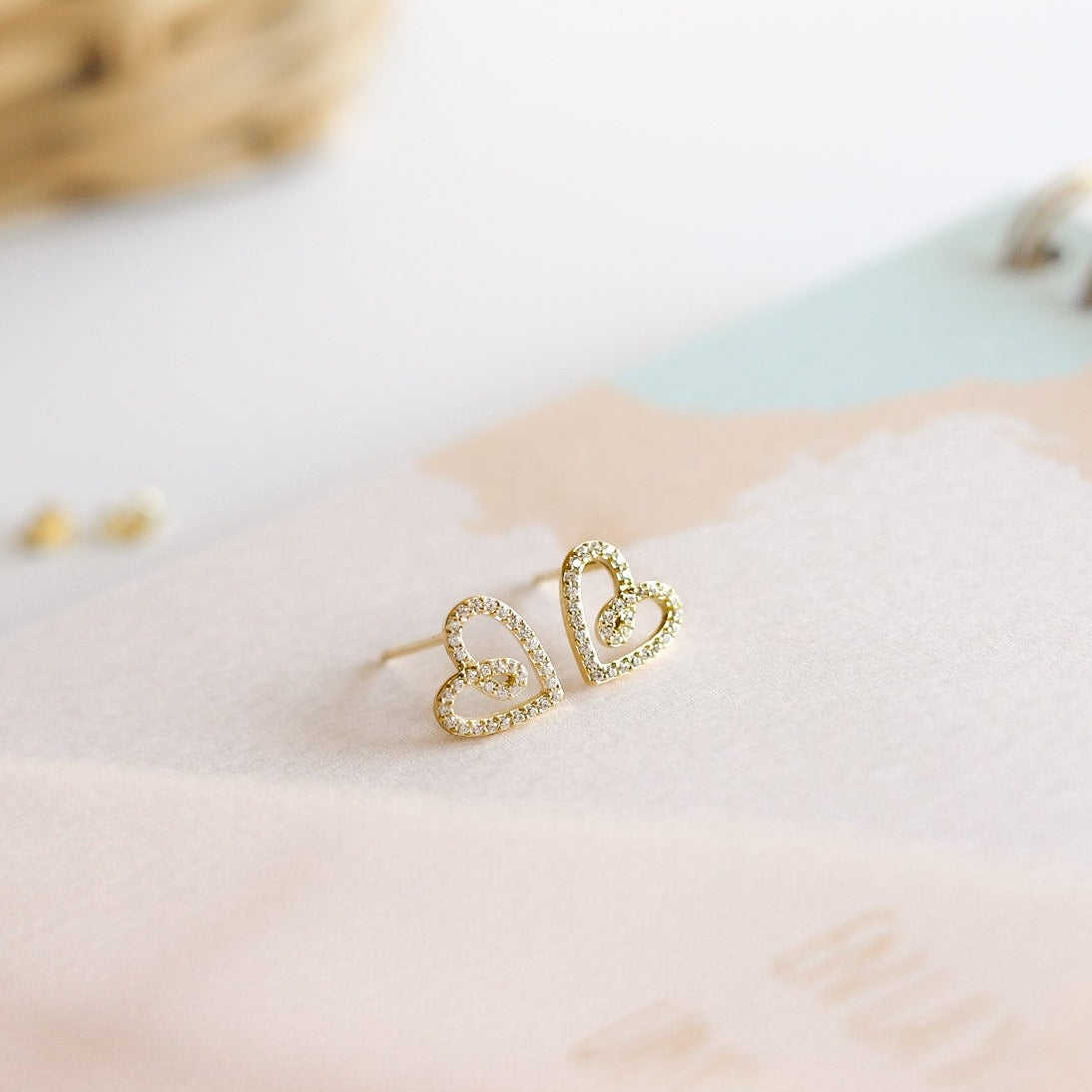 Aretes Silueta Corazón Strass