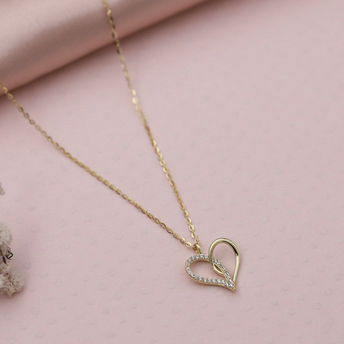 Collar Corazón Calado Mitad Strass y Liso