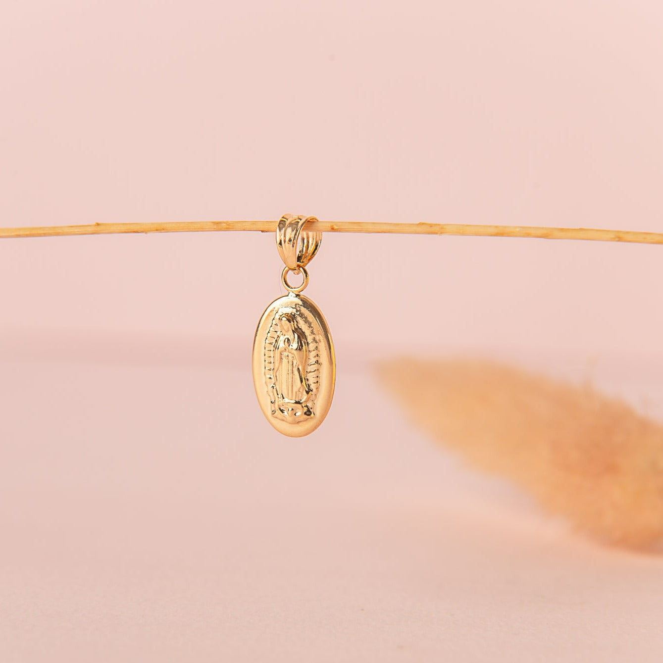 Dije Oval Virgen de Guadalupe Oro 18K