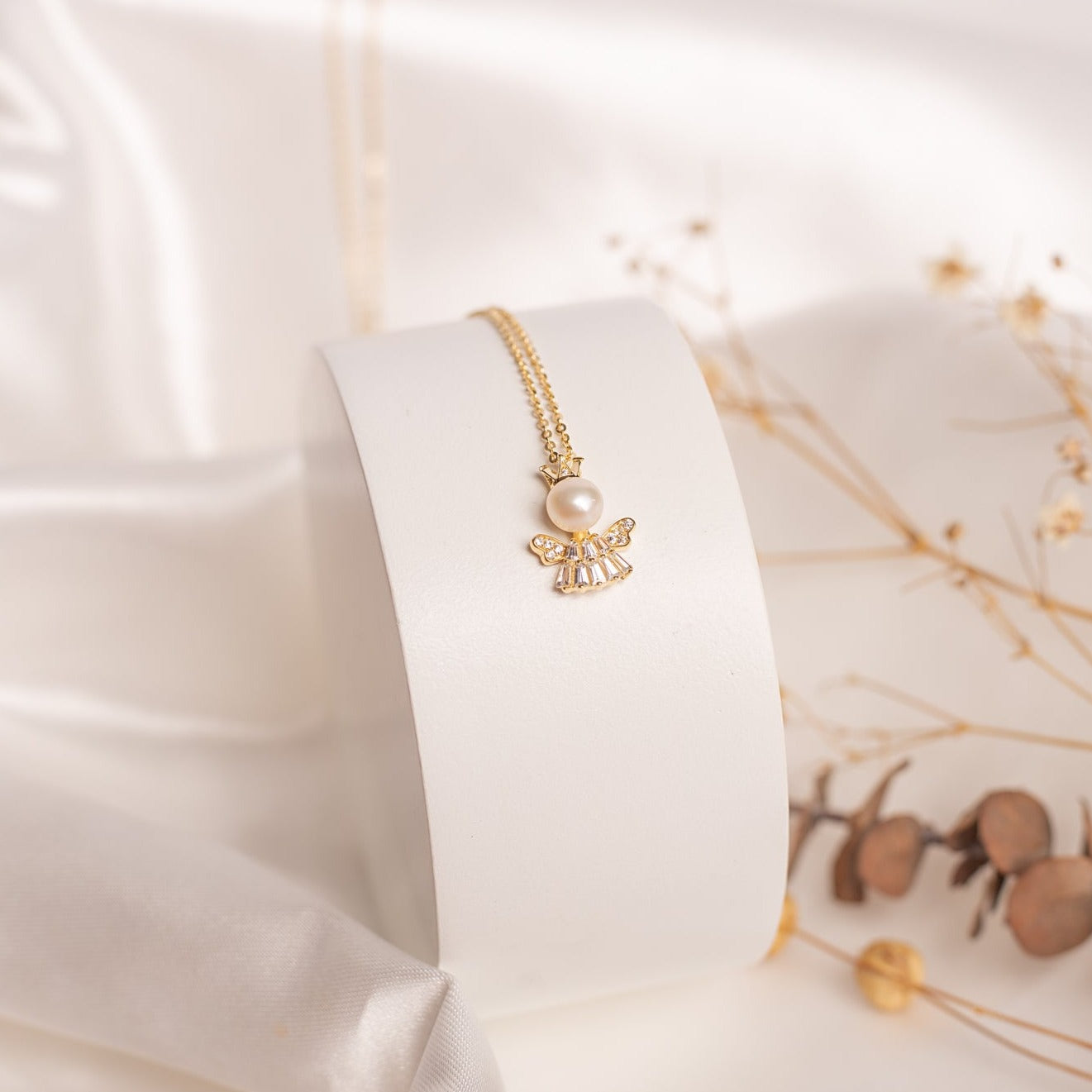 Collar Angelito perla cuerpo cristales (Plata Bañada en Oro)
