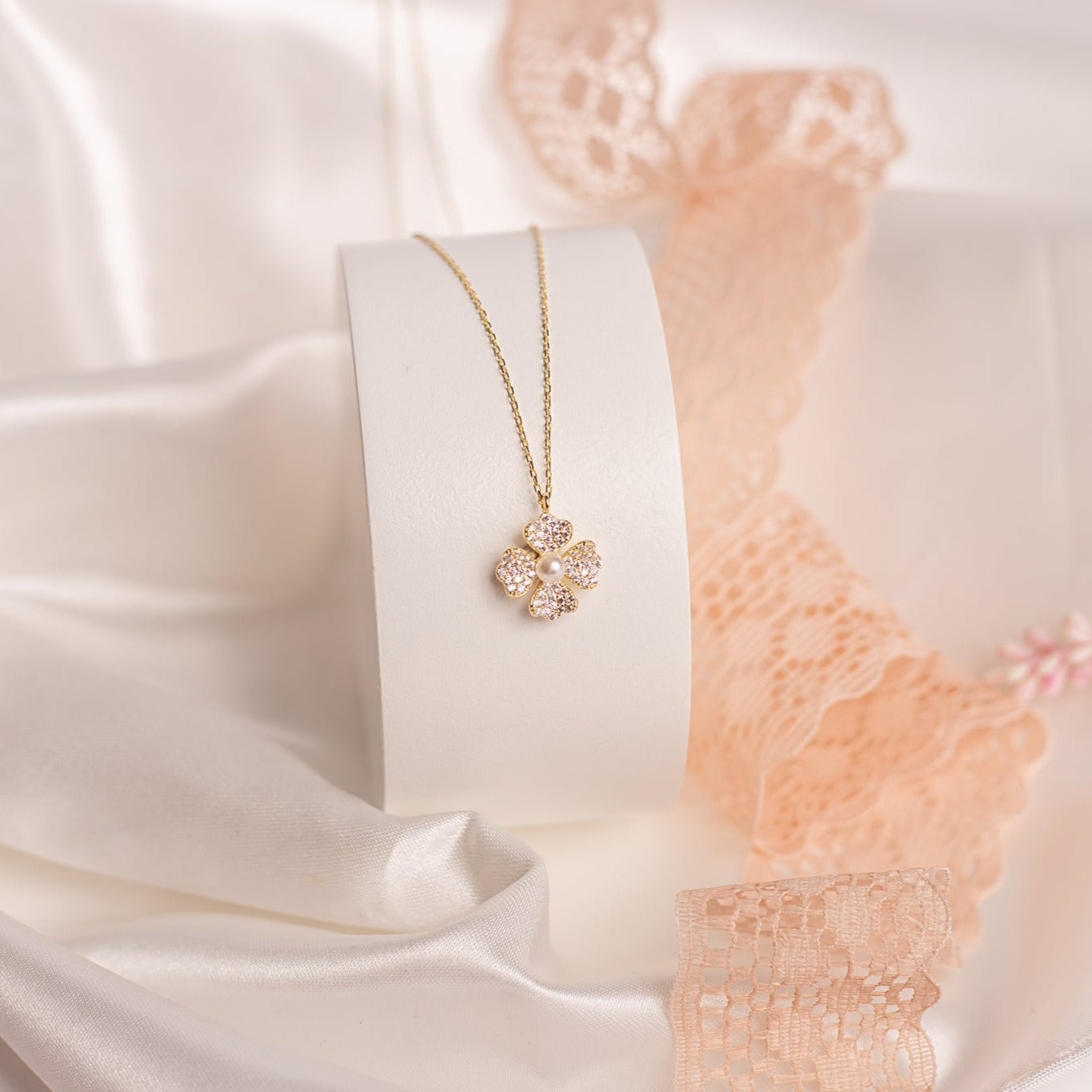 Collar Trébol strass centro perla (plata bañada)
