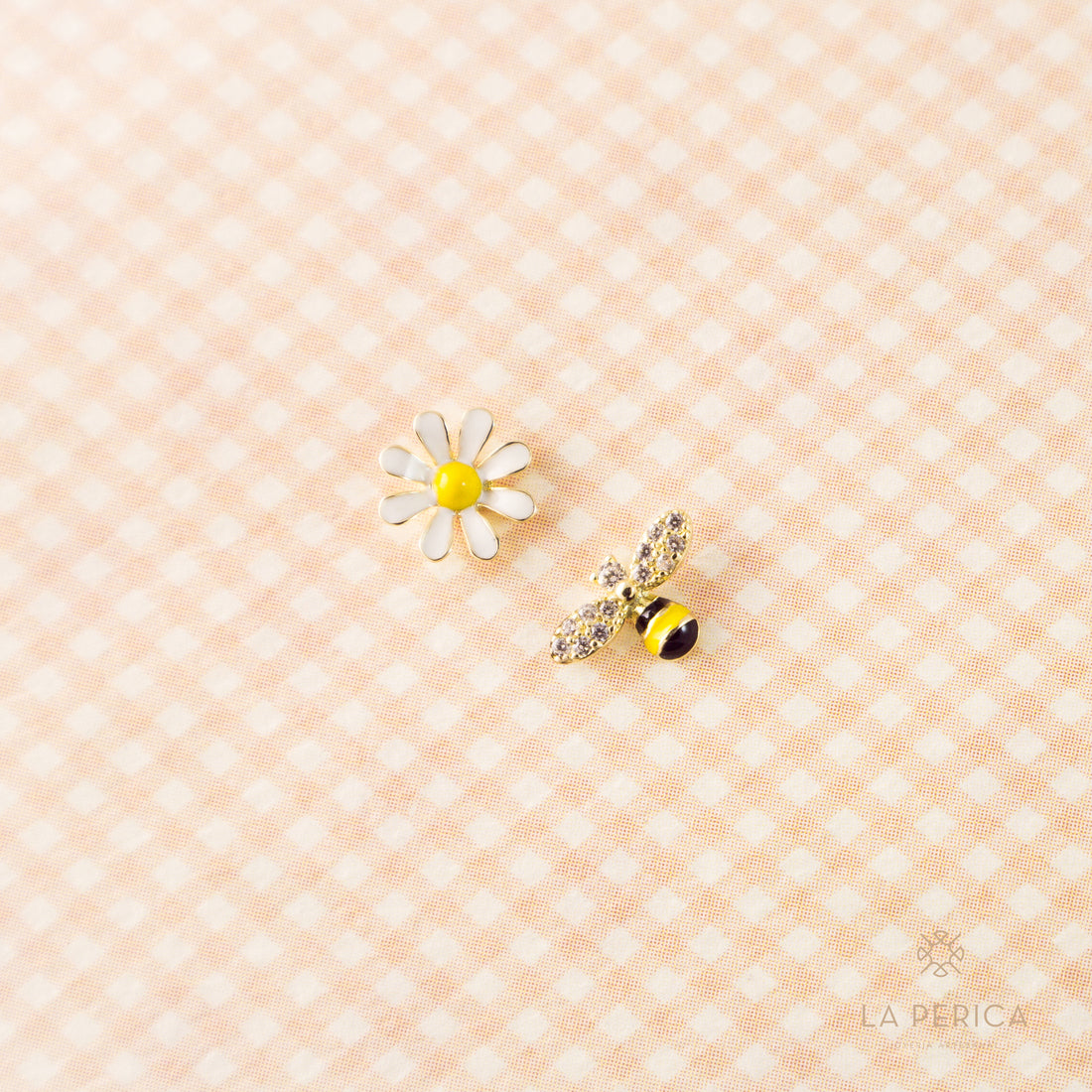 Arete abejita + margarita (plata bañada en oro)