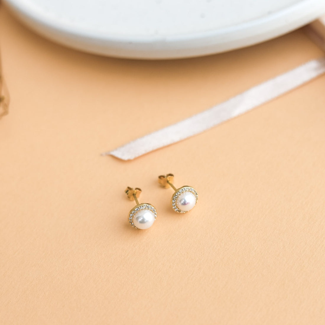 Aretes perla borde strass (plata bañada en oro)